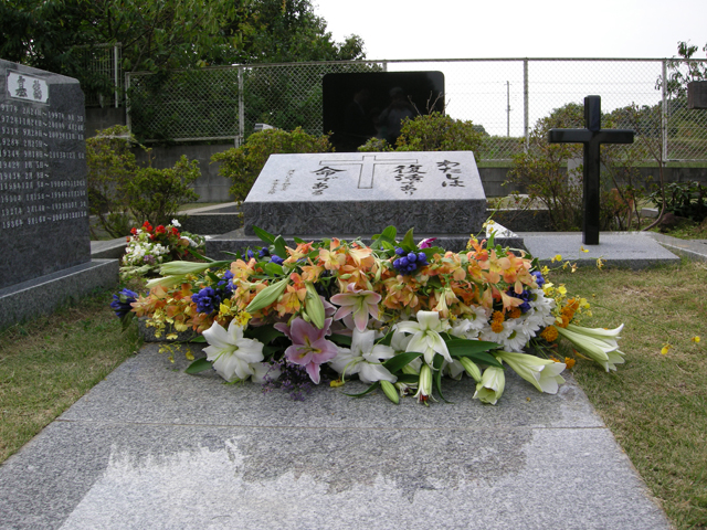 教会の墓地に眠る方々を覚え、ご遺族やゆかりの人々が集うあたたかな祈りの時です。故人を想う寂しさに寄り添いながら、天国での再会の希望と平安を祈ります。
